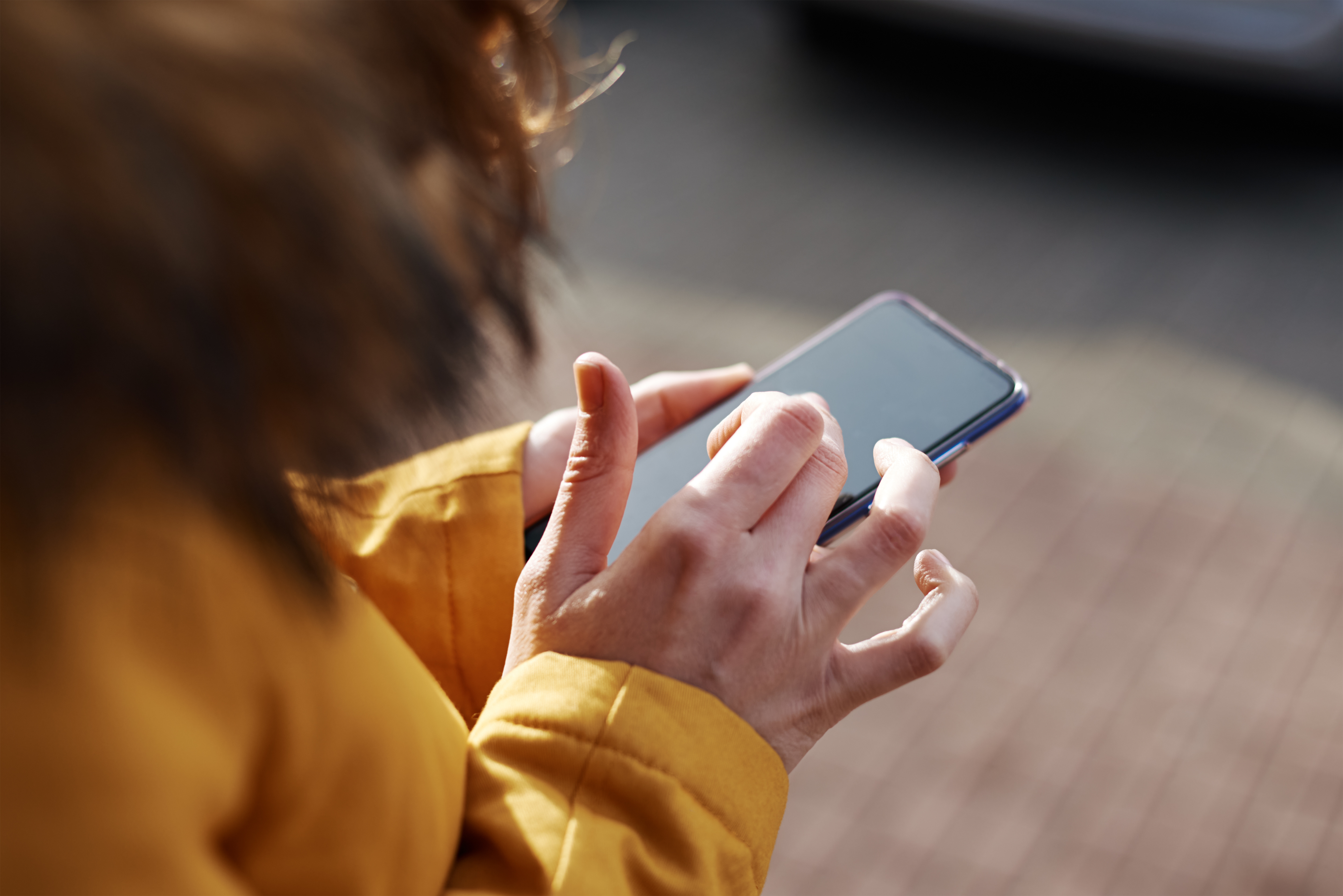 woman dialling police